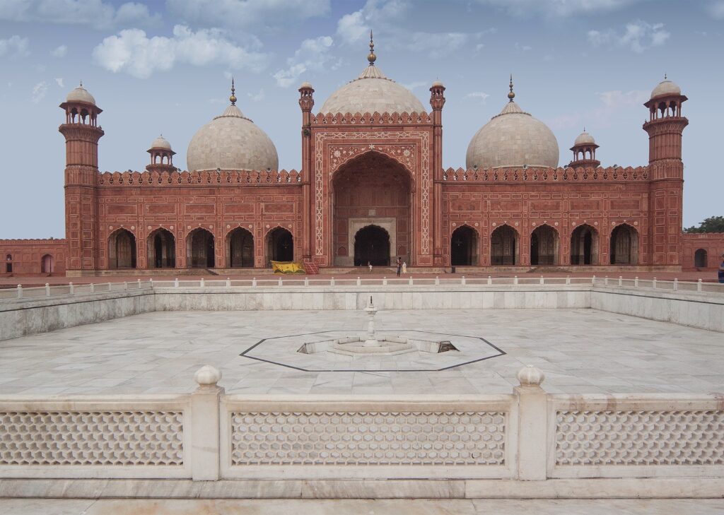 Badshahi_Masjid_the_Royal_Mosque_in_Lahore_Pakistan.jpg